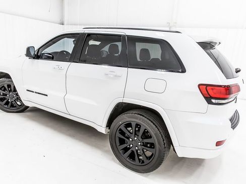 Used 2020 Jeep Grand Cherokee Altitude RWD image 4