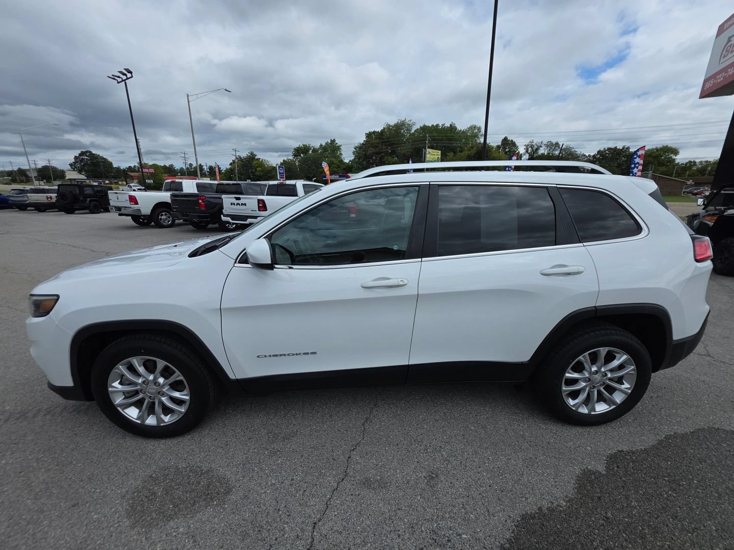 Used 2019 Jeep Cherokee Latitude w/ Popular Appearance Group FWD image 2