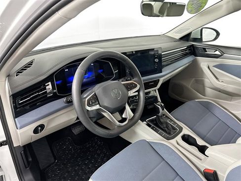 Used 2025 Volkswagen Jetta SE image 20