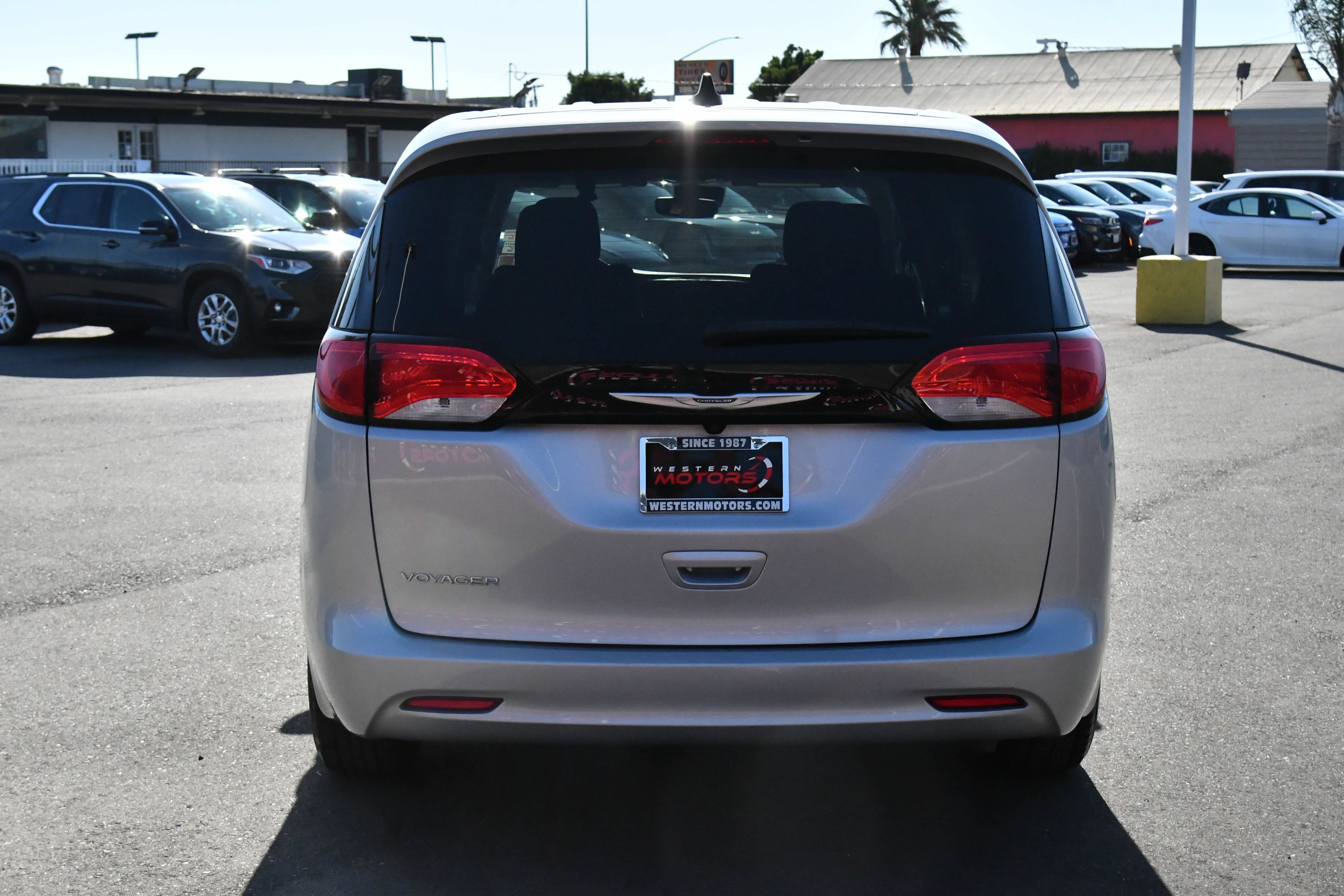 Used 2023 Chrysler Voyager LX FWD image 7