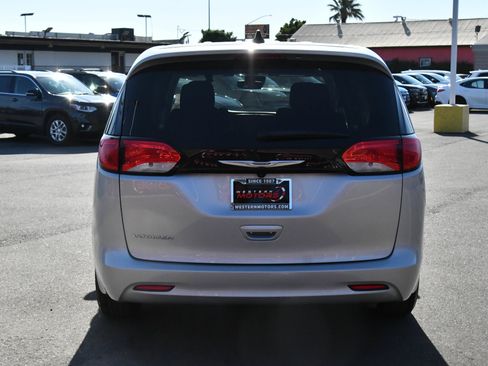 Used 2023 Chrysler Voyager LX FWD image 7