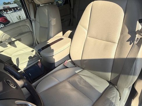 Used 2011 Cadillac Escalade Luxury AWD/4WD image 6
