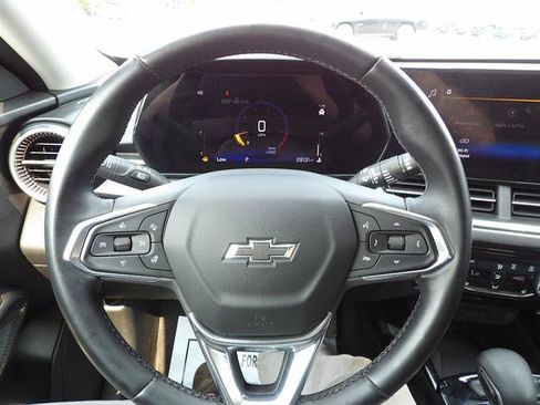 Used 2024 Chevrolet Trax ACTIV w/ Sunroof Package FWD image 17
