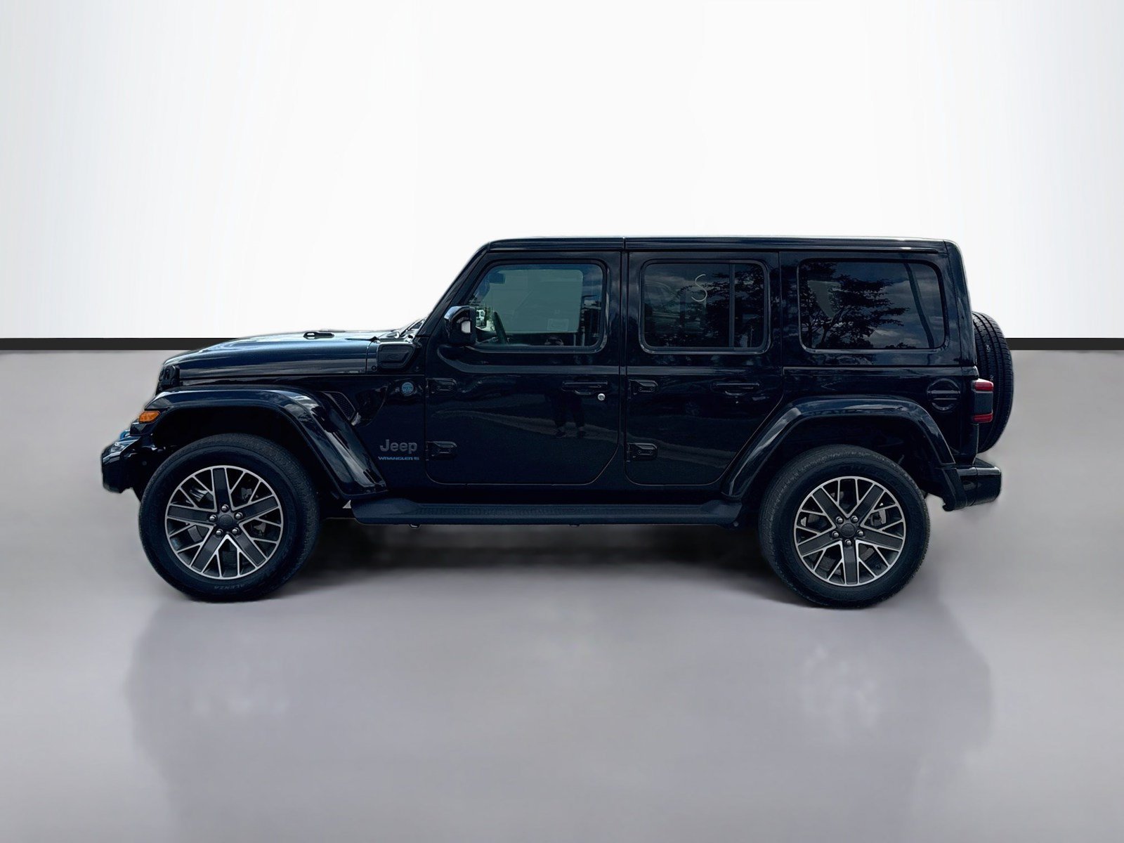 Used 2023 Jeep Wrangler Unlimited Sahara AWD/4WD image 4