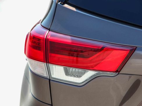 Used 2017 Toyota Highlander Limited w/ Carpet Mat Package AWD/4WD image 7