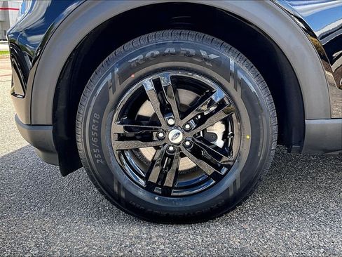 Used 2023 Ford Explorer XLT AWD/4WD image 7