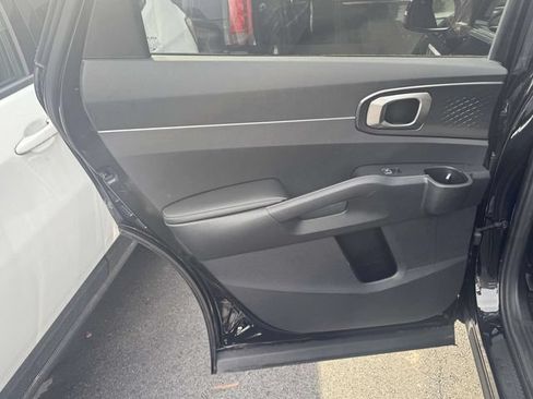 Used 2023 Kia Sorento LX AWD/4WD image 11
