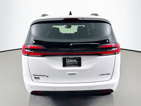 Used 2025 Chrysler Pacifica Limited image 11