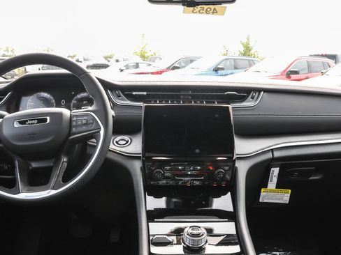 New 2025 Jeep Grand Cherokee Limited w/ Luxury Tech Group II image 16