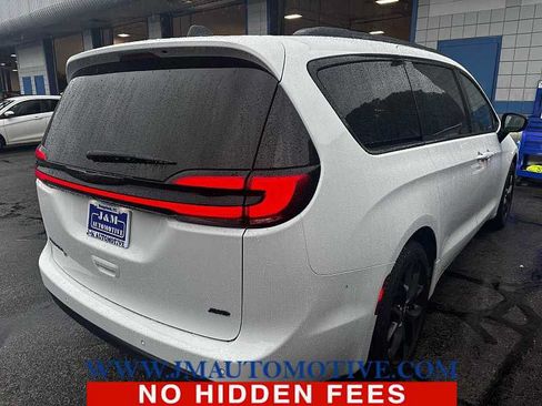 Used 2024 Chrysler Pacifica Touring-L w/ S Appearance Package AWD/4WD image 4