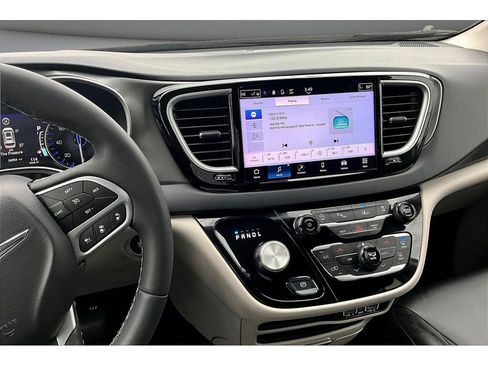 Used 2024 Chrysler Pacifica Touring-L image 7