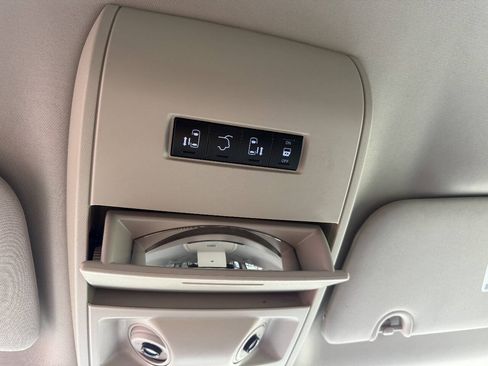 Used 2016 Chrysler Town & Country Touring FWD image 22