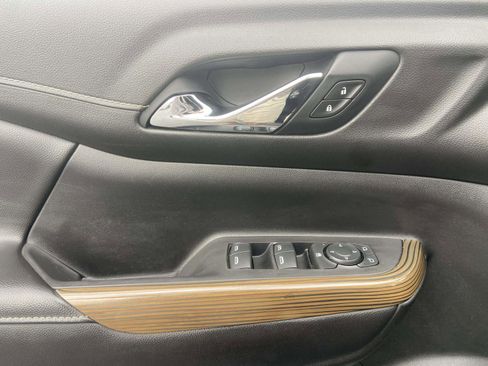 Used 2021 GMC Acadia SLE w/ Driver Convenience Package image 19