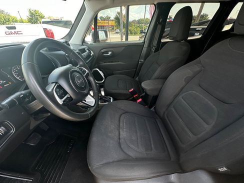 Used 2018 Jeep Renegade Latitude FWD image 11