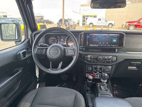 Used 2024 Jeep Wrangler Unlimited Rubicon AWD/4WD image 9
