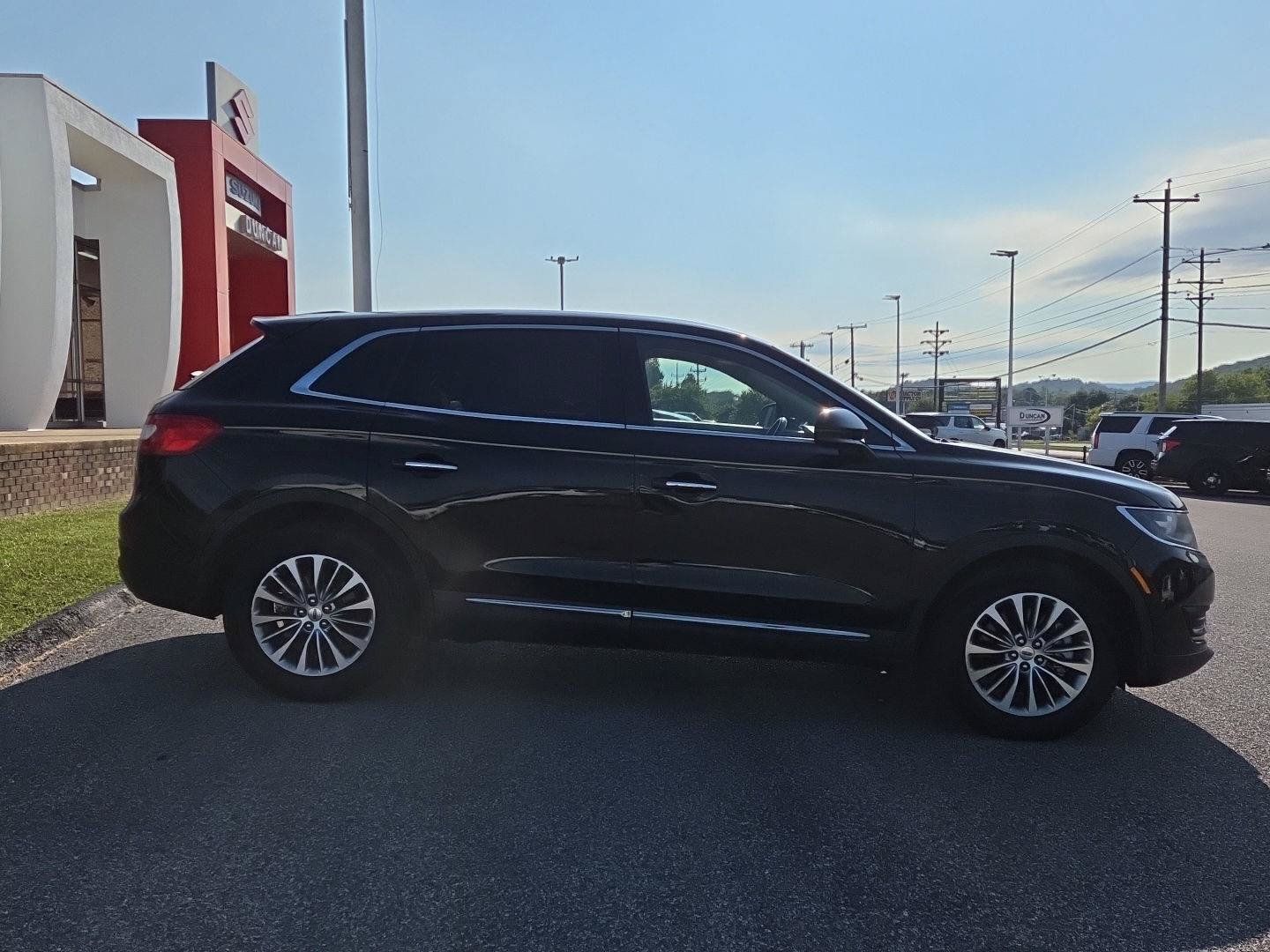 Used 2018 Lincoln MKX Select w/ Select Plus Package AWD/4WD image 2