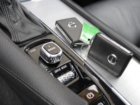 Used 2016 Volvo XC90 T6 Momentum image 32