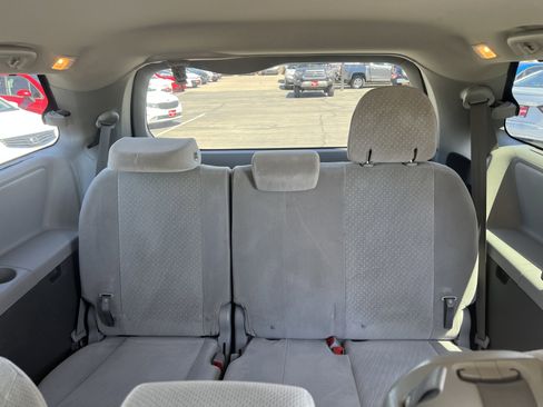 Used 2018 Toyota Sienna LE w/ Carpet Mat Package FWD image 13