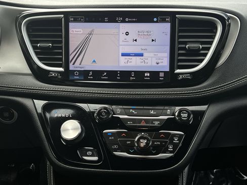 Used 2024 Chrysler Pacifica Limited w/ S Appearance Package image 17