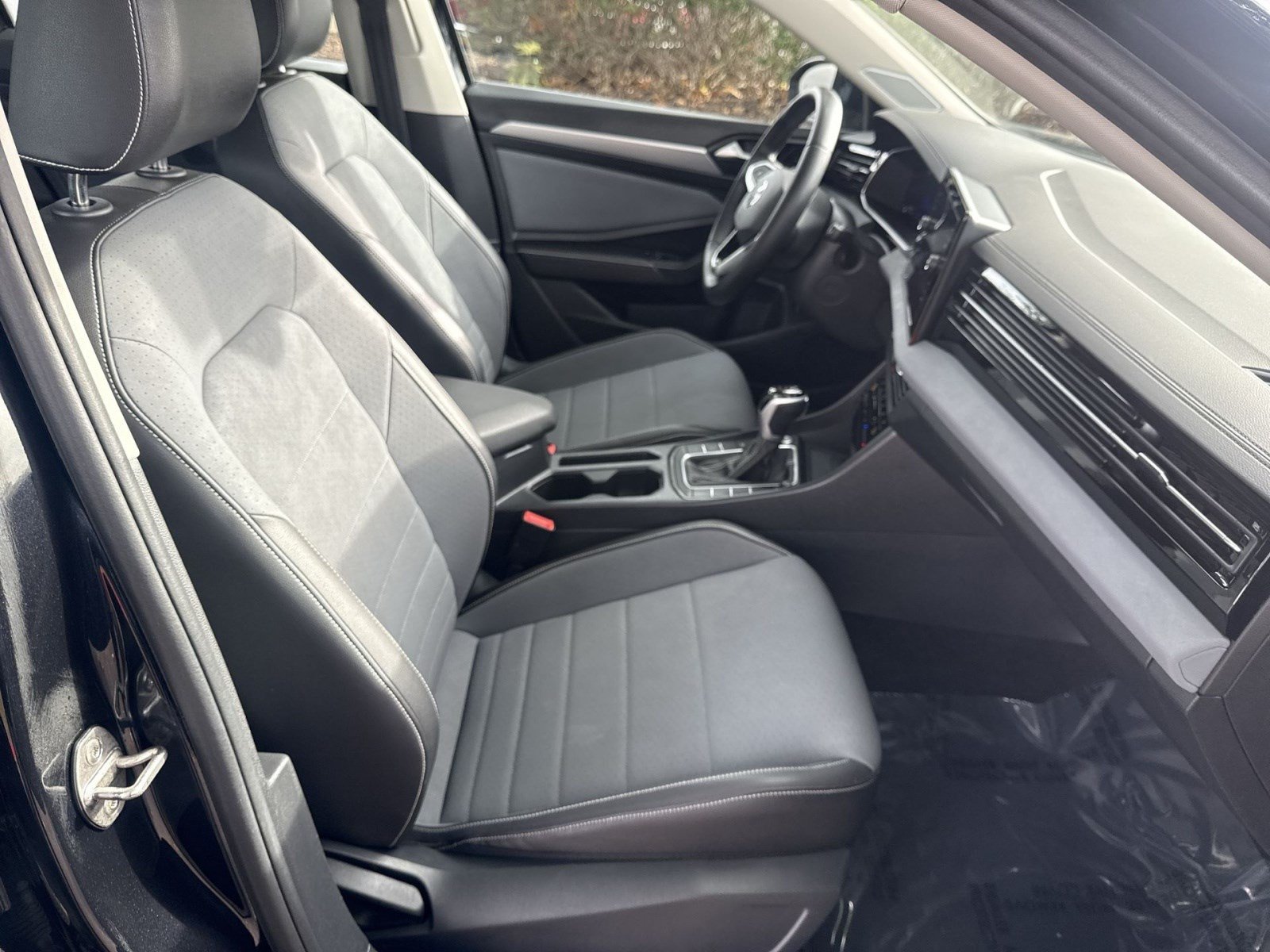 Used 2025 Volkswagen Jetta SE FWD image 26