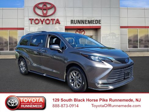 Certified 2024 Toyota Sienna XLE FWD image 1