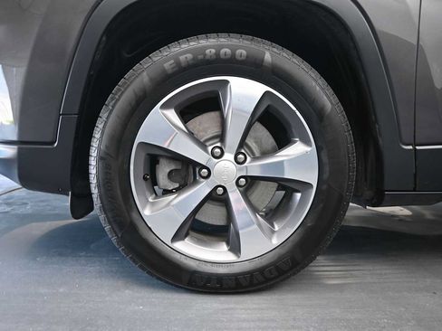 Used 2019 Jeep Cherokee Limited AWD/4WD image 10