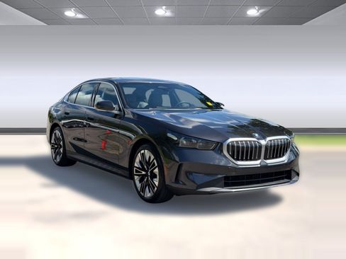 Used 2024 BMW 530i w/ Premium Package RWD image 7