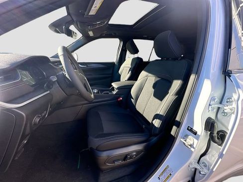 New 2025 Jeep Grand Cherokee Laredo w/ Luxury Tech Group I image 22