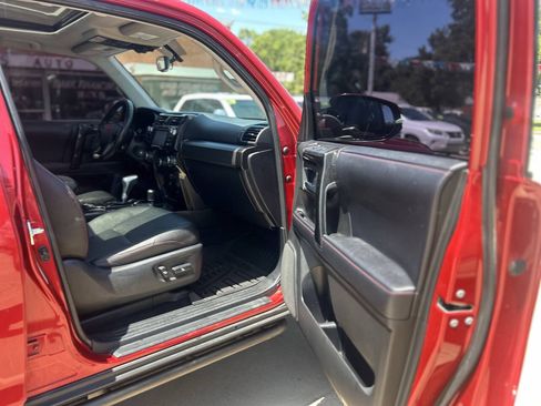 Used 2018 Toyota 4Runner TRD Off-Road Premium AWD/4WD image 32