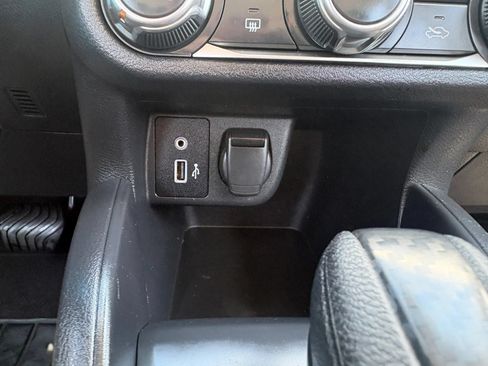 Used 2022 Nissan Versa S FWD image 33