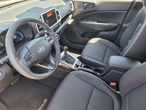 Certified 2025 Hyundai Venue Limited FWD image 20