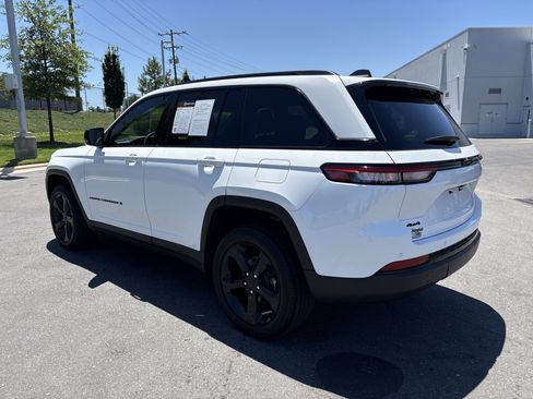 Certified 2024 Jeep Grand Cherokee Altitude AWD/4WD image 7