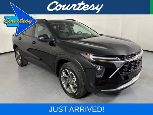 Used 2025 Chevrolet Trax LT FWD image 1
