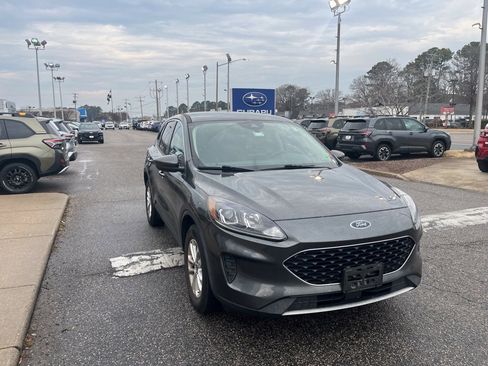 Used 2020 Ford Escape SE image 2