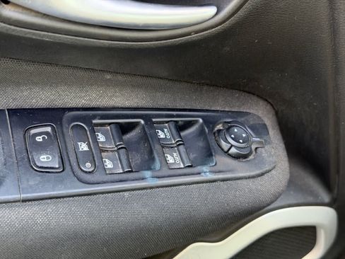 Used 2019 Jeep Renegade Latitude w/ Popular Equipment Group AWD/4WD image 8