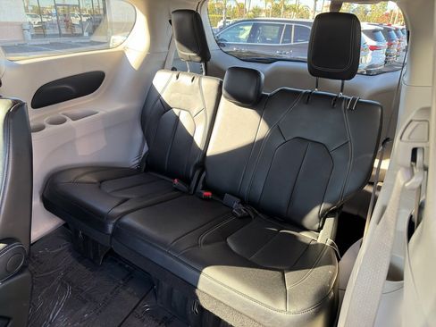 Used 2024 Chrysler Pacifica Touring-L image 8