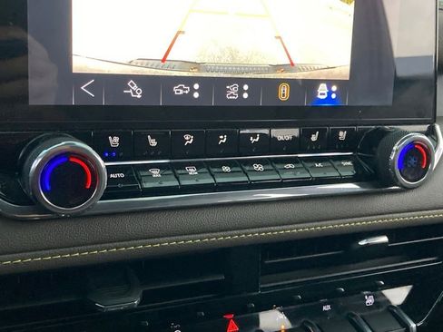 Used 2025 Chevrolet Colorado ZR2 w/ Midnight Edition image 24