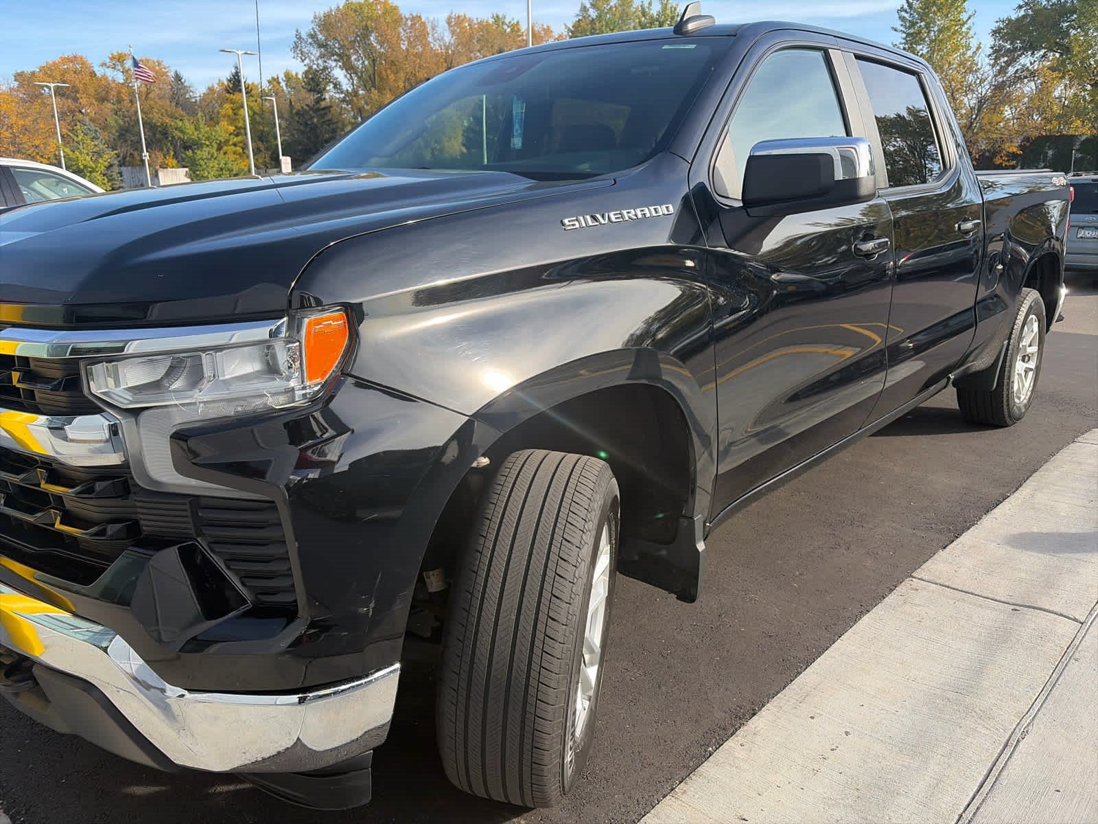 Used 2022 Chevrolet Silverado 1500 LT AWD/4WD image 3