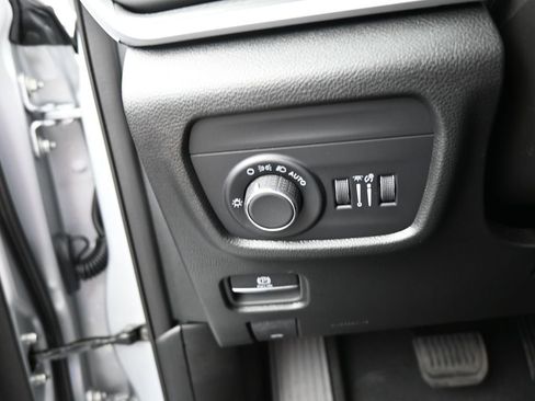 Used 2024 Jeep Grand Cherokee Laredo X image 33