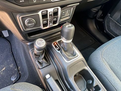 Certified 2025 Jeep Wrangler Sport S image 30