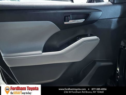 Used 2023 Toyota Highlander XLE image 18