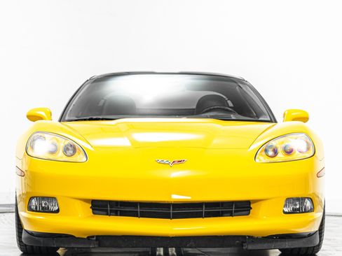 Used 2005 Chevrolet Corvette Coupe w/ Preferred Equipment Group RWD image 4