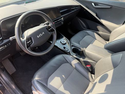 Used 2023 Kia Niro EX w/ EX Cold Weather Package FWD image 2