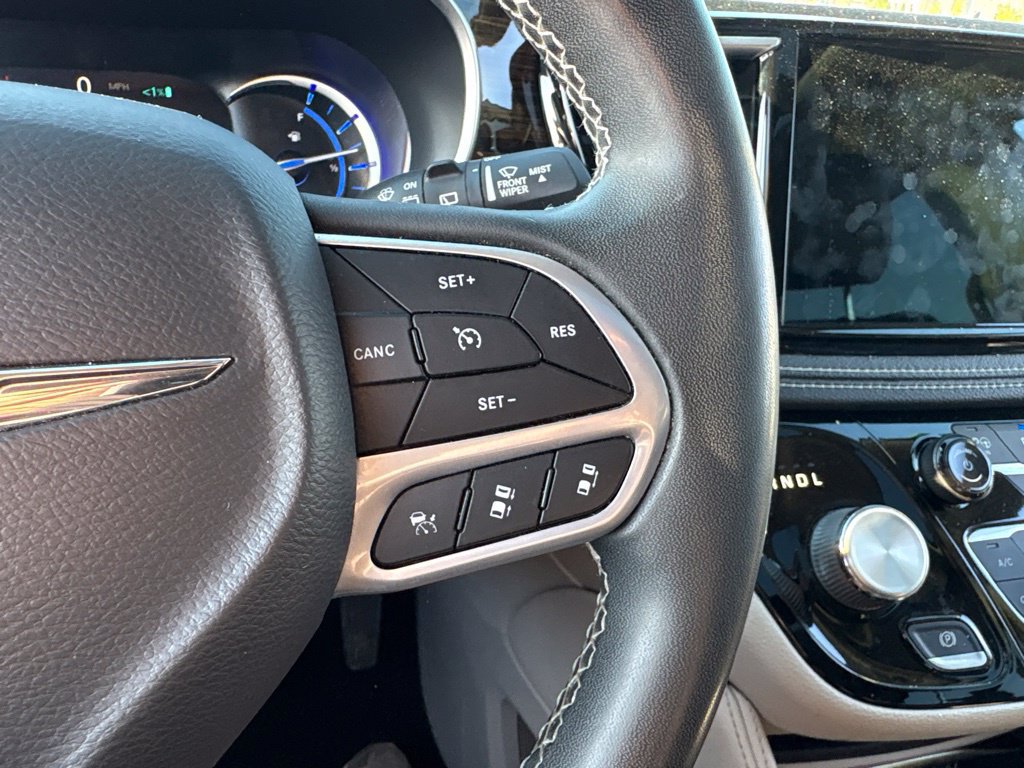 Used 2022 Chrysler Pacifica Limited FWD image 23