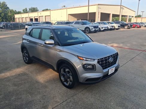 Used 2025 Hyundai Venue SEL FWD image 6