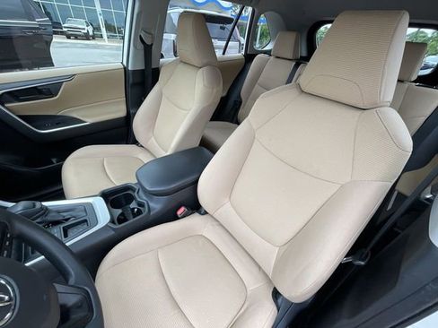 Used 2020 Toyota RAV4 LE FWD image 15