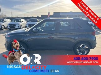 Used 2025 Hyundai Venue SEL video 2