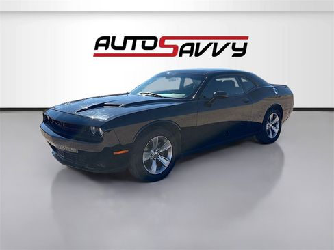 Used 2021 Dodge Challenger SXT image 3