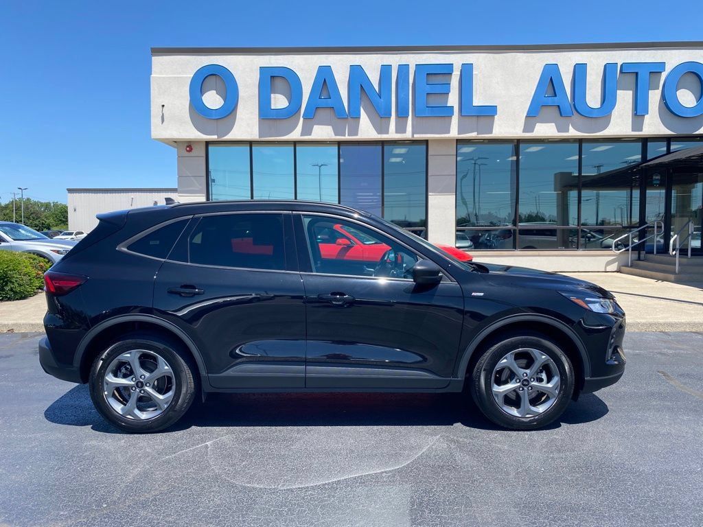 Used 2025 Ford Escape ST-Line AWD/4WD image 2