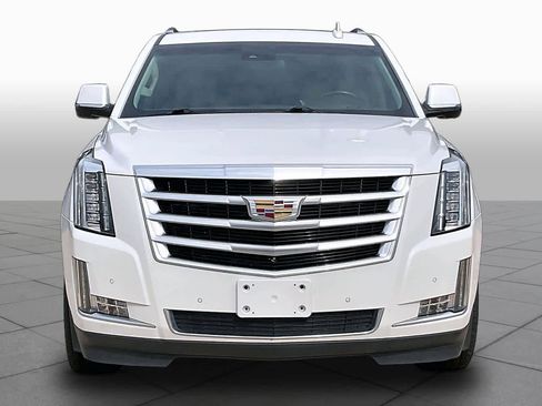 Used 2017 Cadillac Escalade Luxury RWD image 4